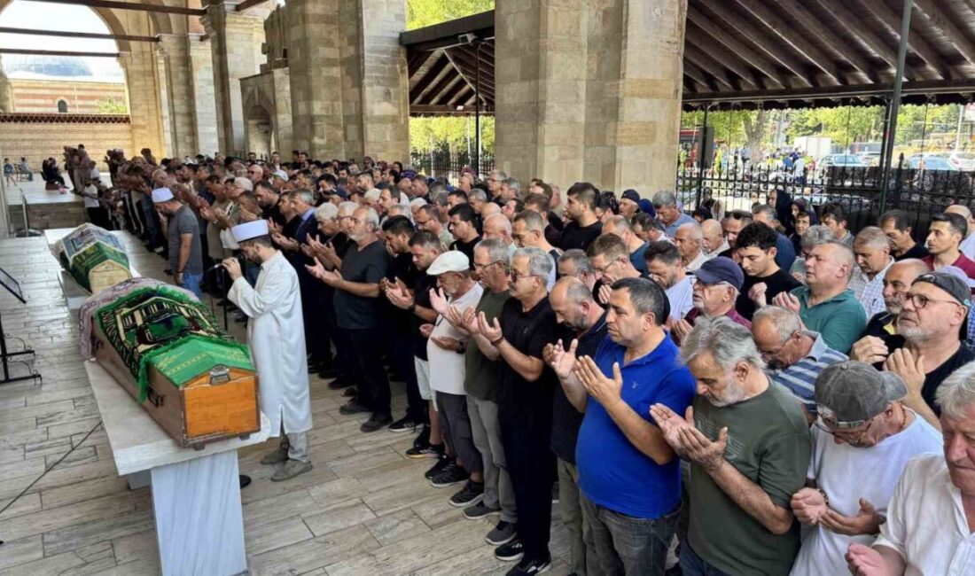 Kazada ölen çift toprağa verildi Edirne’de tarlada traktörün devrilmesi sonucu hayatını kaybeden karı koca toprağa
