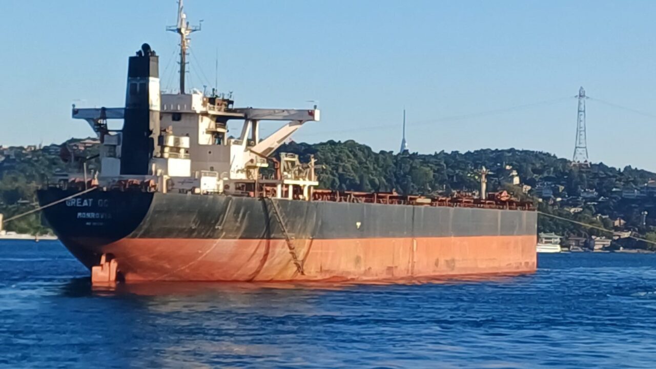 Kerç Boğazı’nda İHA saldırısına uğrayan gemi İstanbul Boğazı’ndan geçti 15 Bülten Medya -