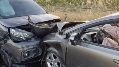 Edirne’nin Keşan ilçesinde hafif ticari araç ile otomobilin çarpışması sonucu