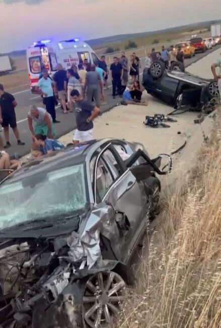 Edirne’nin Keşan ilçesinde iki otomobilin çarpışması sonucu 9 kişinin yaralandığı
