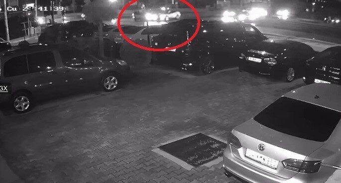 Kırmızı ışıkta geçen otomobil sürücüsü kaza yaptı... O anlar kamerada 7 Bülten Medya -