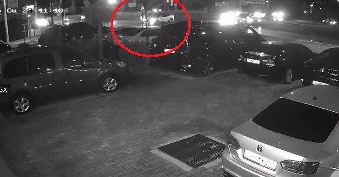 Kırmızı ışıkta geçen otomobil sürücüsü kaza yaptı... O anlar kamerada 8 Bülten Medya -