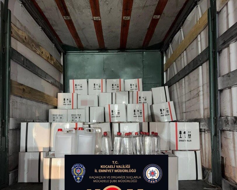 Kocaeli’nin Körfez ilçesinde düzenlenen kaçakçılık operasyonunda 2 bin 400 litre