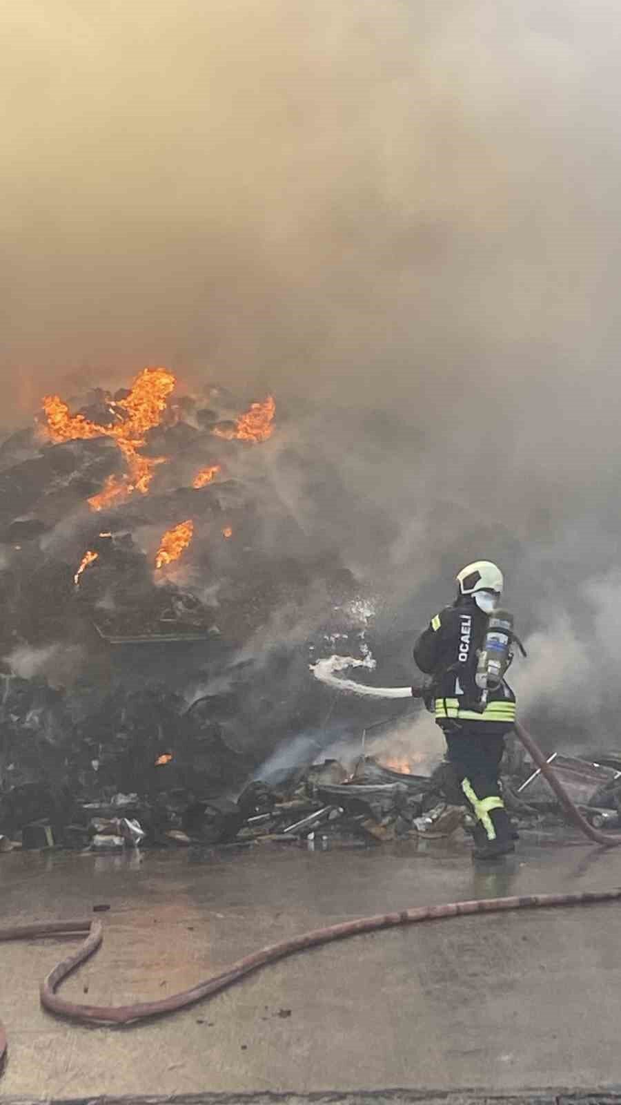 Kocaeli’de geri dönüşüm deposunda yangın 24 Bülten Medya -