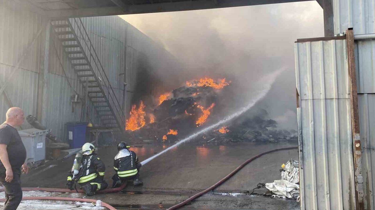 Kocaeli’de geri dönüşüm deposunda yangın 19 Bülten Medya -