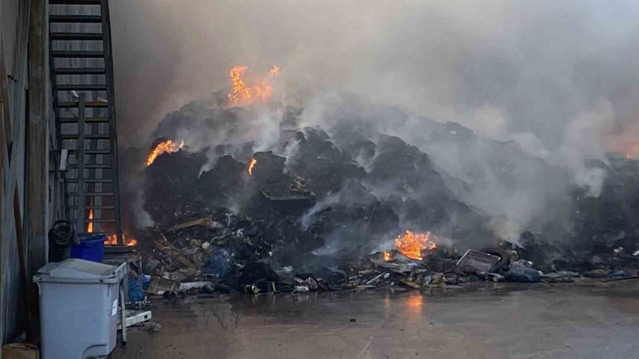 Kocaeli’de geri dönüşüm deposunda yangın 22 Bülten Medya -