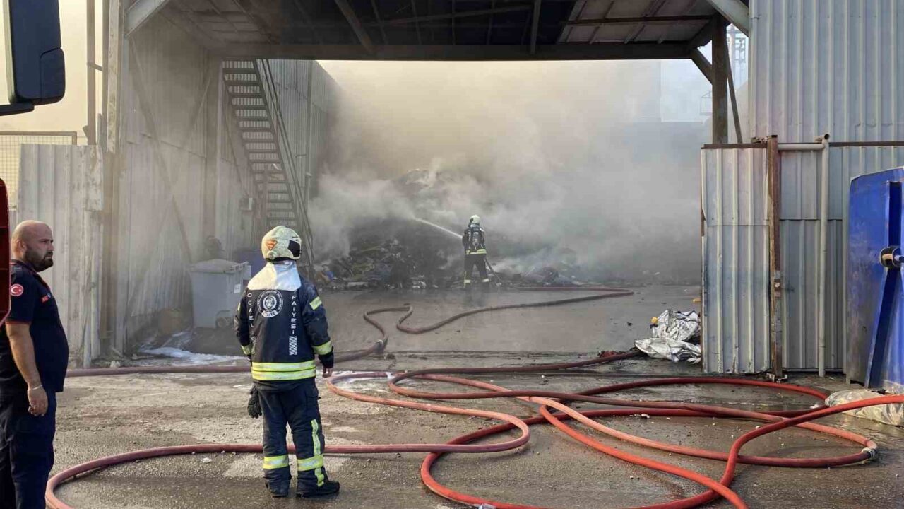 Kocaeli’de geri dönüşüm deposunda yangın 23 Bülten Medya -