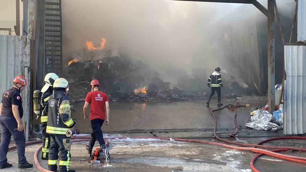 Kocaeli’de geri dönüşüm deposunda yangın 21 Bülten Medya -