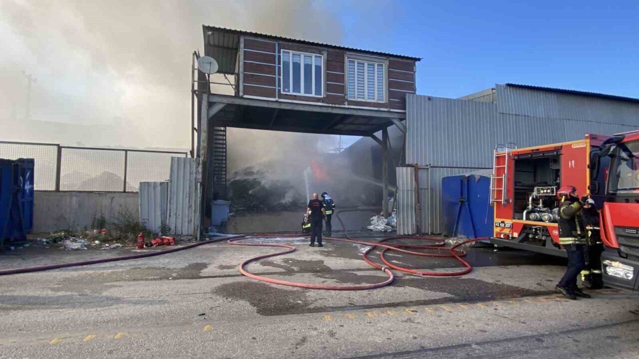 Kocaeli’de geri dönüşüm deposunda yangın 20 Bülten Medya -