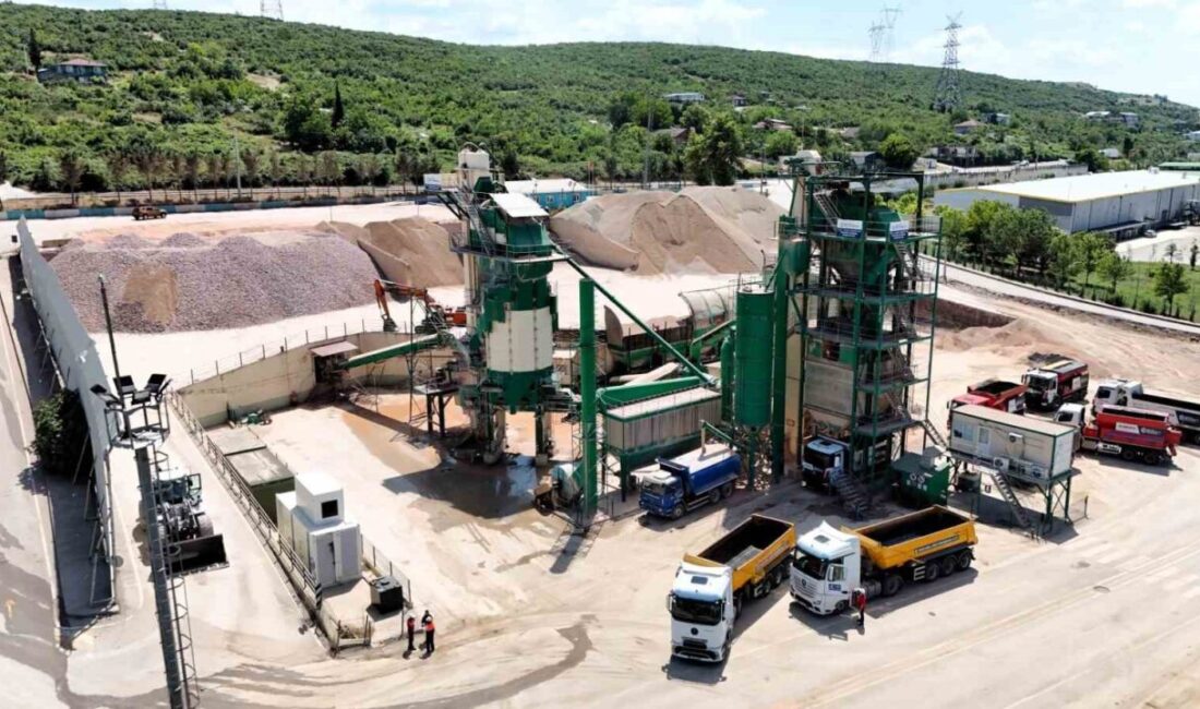 Kocaeli Büyükşehir Belediyesi, kendi tesislerinde ürettiği asfaltla yol yatırımlarını sürdürürken