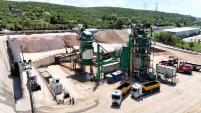 Kocaeli Büyükşehir Belediyesi, kendi tesislerinde ürettiği asfaltla yol yatırımlarını sürdürürken