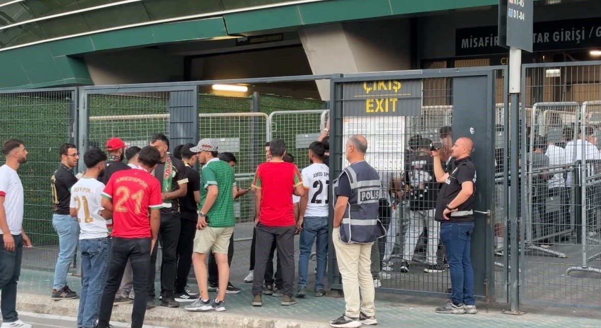 Kocaelispor- Amed SF maçı öncesi takımlar stada geldi 33 Bülten Medya -