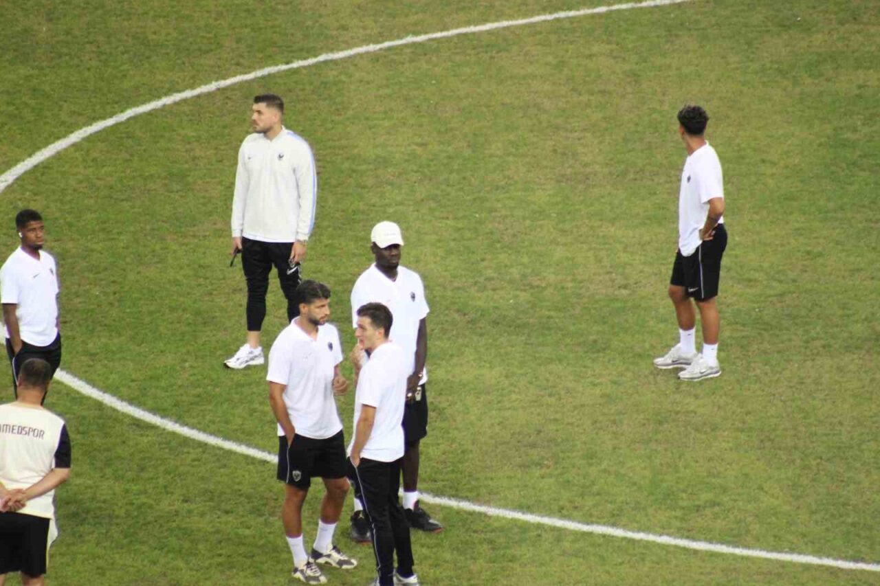Kocaelispor- Amed SF maçı öncesi takımlar stada geldi 38 Bülten Medya -