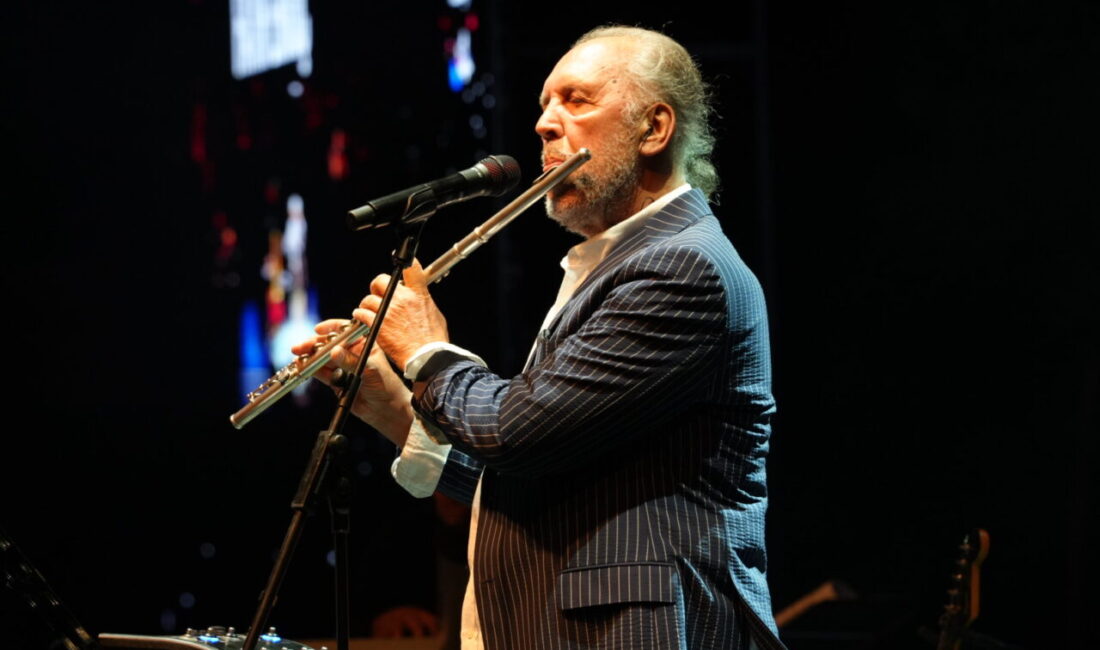 Fatih Erkoç’tan Bursa’da Nostalji Dolu Gece 64. Uluslararası Bursa Festivali kapsamında sahne alan usta sanatçı Fatih