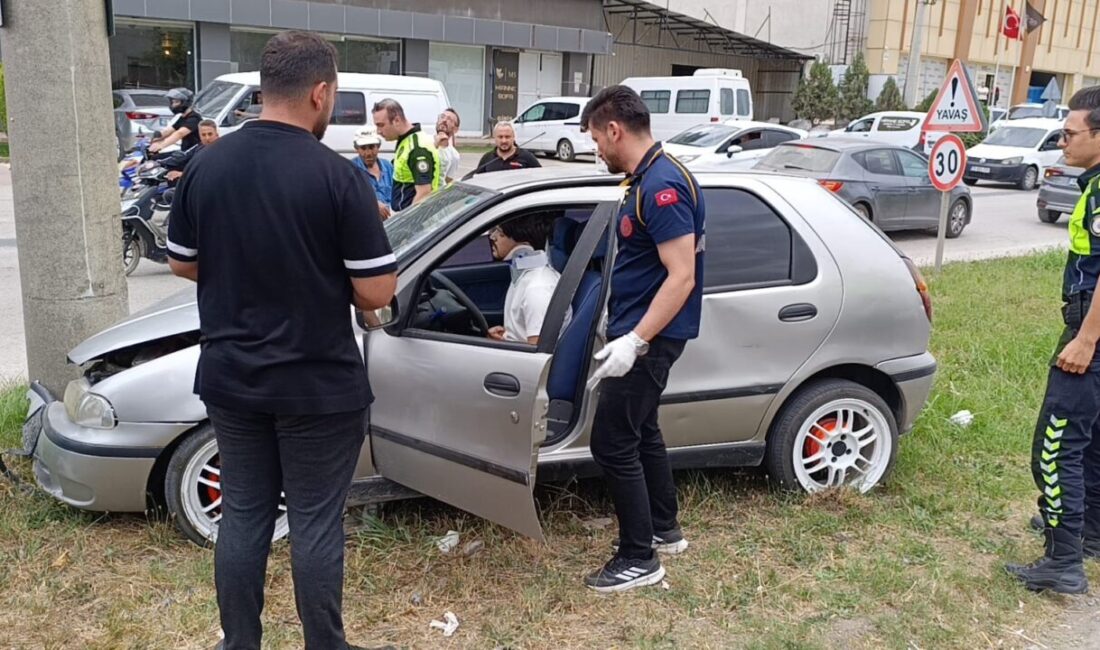 Otomobil beton direğe çarptı: Sürücü yaralandı Bursa’nın İnegöl ilçesinde kontrolden çıkan otomobil, beton elektrik direğine çarptı.