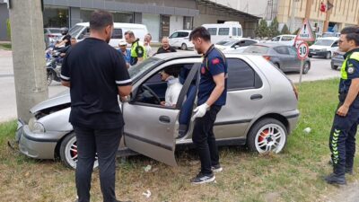 Bursa’nın İnegöl ilçesinde kontrolden çıkan otomobil, beton elektrik direğine çarptı.