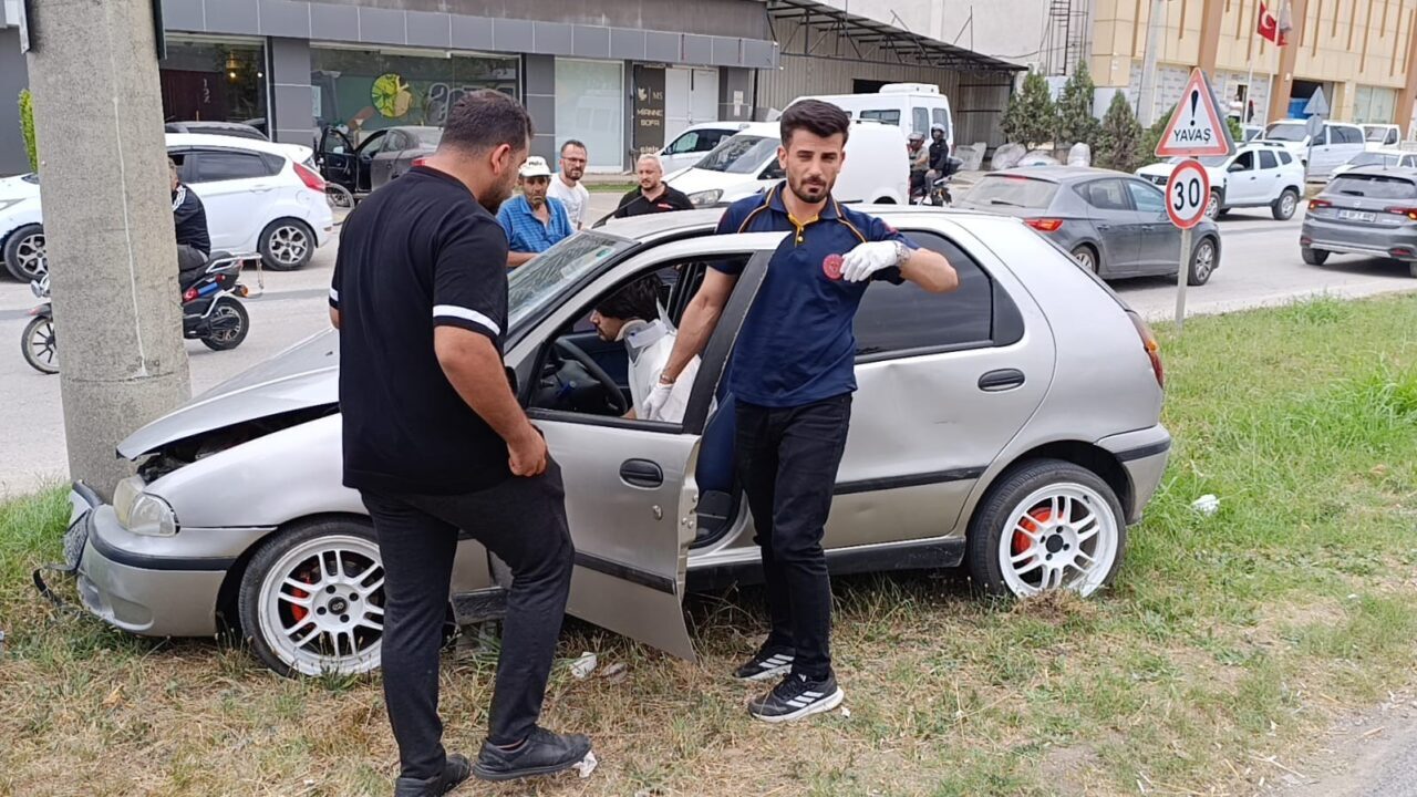 Otomobil beton direğe çarptı: Sürücü yaralandı 1 Bülten Medya -