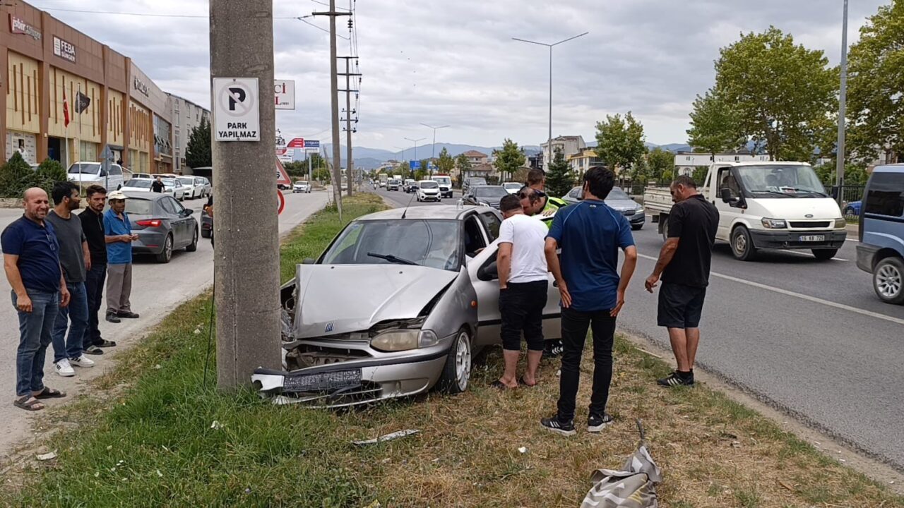 Otomobil beton direğe çarptı: Sürücü yaralandı 2 Bülten Medya -