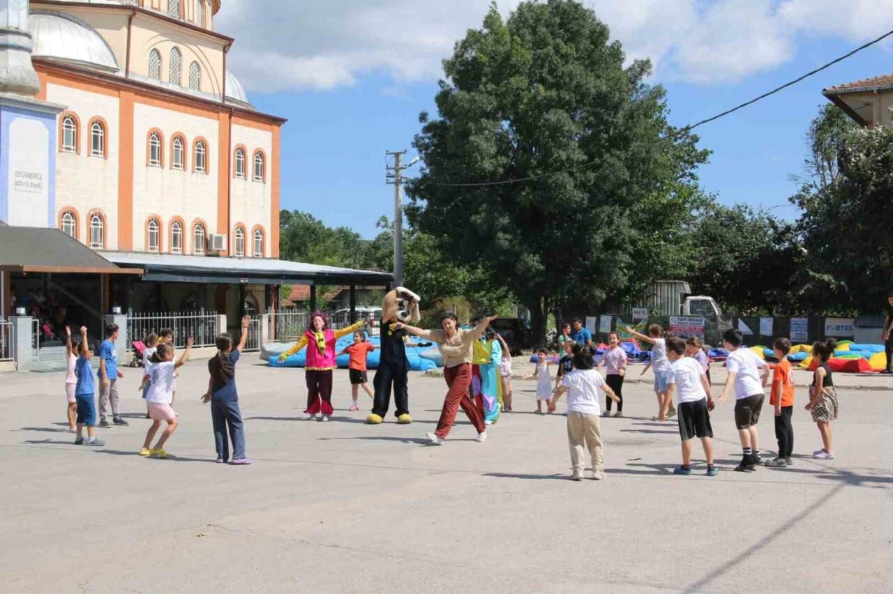 Körfez Belediyesi'nin "Yaz Seninle Güzel Mahalle Şenlikleri" bu kez Sevindikli