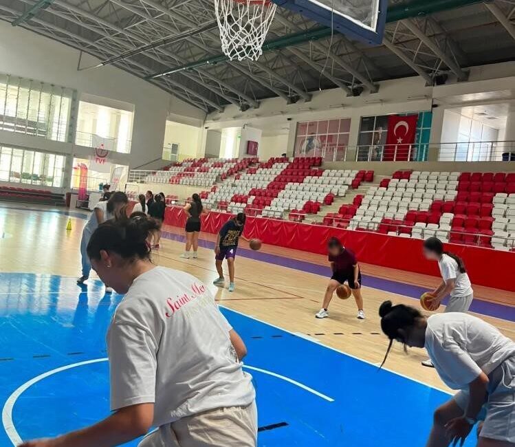 Bilecik’te koruma altındaki çocuklara basketbol eğitimi verildi. Bilecik Aile ve