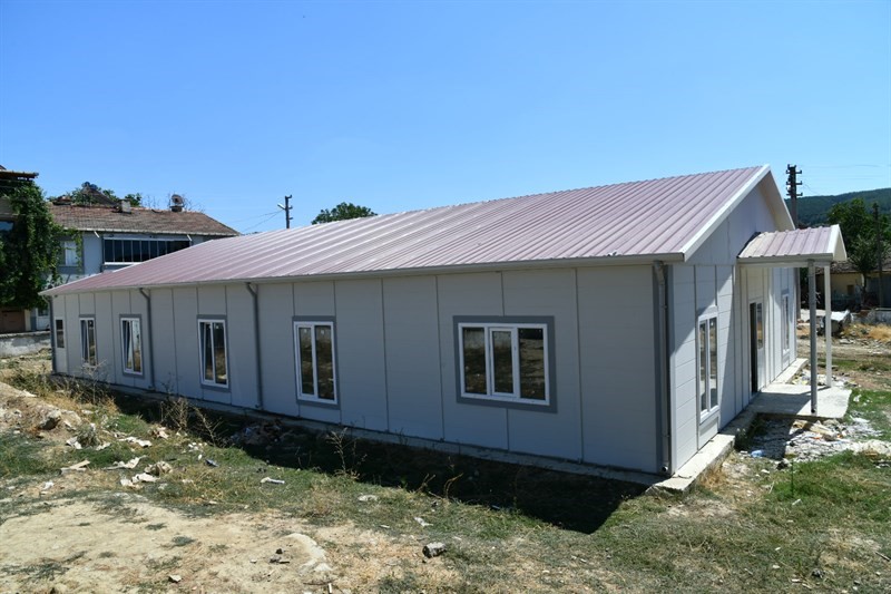 Tekirdağ’ın Malkara ilçesinde deprem güçlendirme çalışmaları kapsamında yıkılan Sağlamtaş Ortaokulu’nun