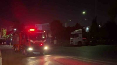 Kocaeli’nin Gebze ilçesinde kozmetik üretimi yapılan bir fabrikada asansör kabinindeki