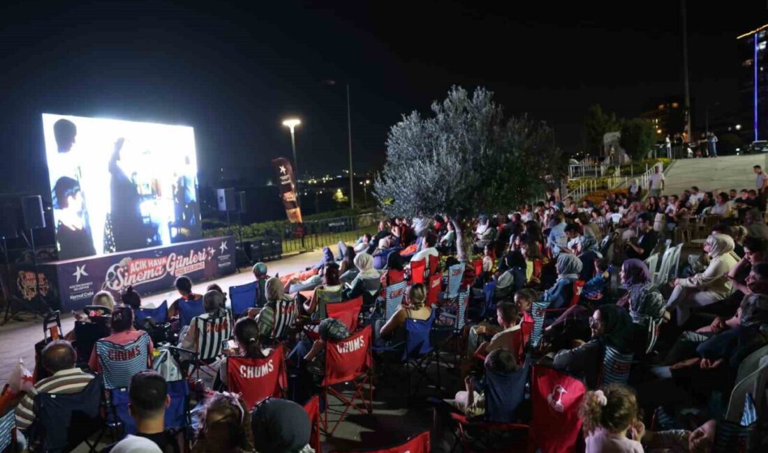 Küçükçekmece Belediyesi’nin yaz akşamlarını sinema keyfiyle buluşturduğu “Açık Hava Sinema
