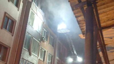 Küçükçekmece’de 4 katlı bir binanın çatı katında çıkan yangında 1