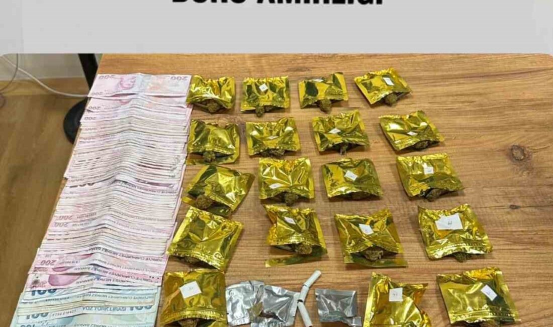 Küçükçekmece’de durdurulan araç, uyuşturucu kuryesi çıktı: 1 tutuklama Küçükçekmece’de, polis ekipleri tarafından şüphe üzerine durdurulan aracın, aracın tavanına