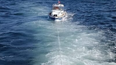 Küçükçekmece’de makine arızası nedeniyle sürüklenen tekne, Kıyı Emniyeti Genel Müdürlüğü