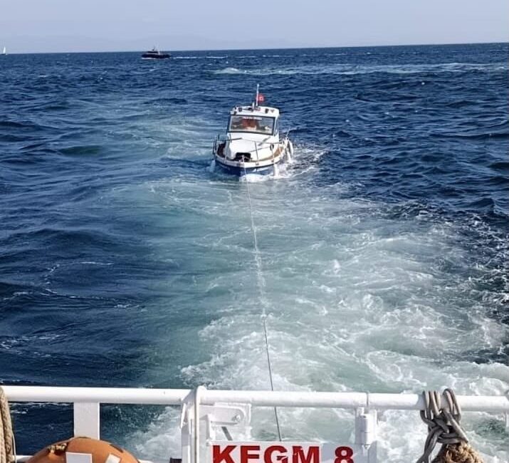 Küçükçekmece’de makine arızası nedeniyle sürüklenen tekne kurtarıldı Küçükçekmece’de makine arızası nedeniyle sürüklenen tekne, Kıyı Emniyeti Genel Müdürlüğü