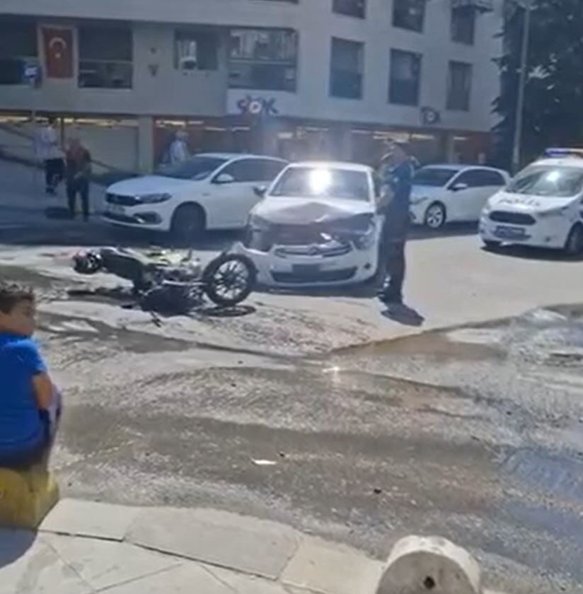 Küçükçekmece’de motosiklet ile otomobil çarpıştı: 1 kişi yaralandı 4 Bülten Medya -