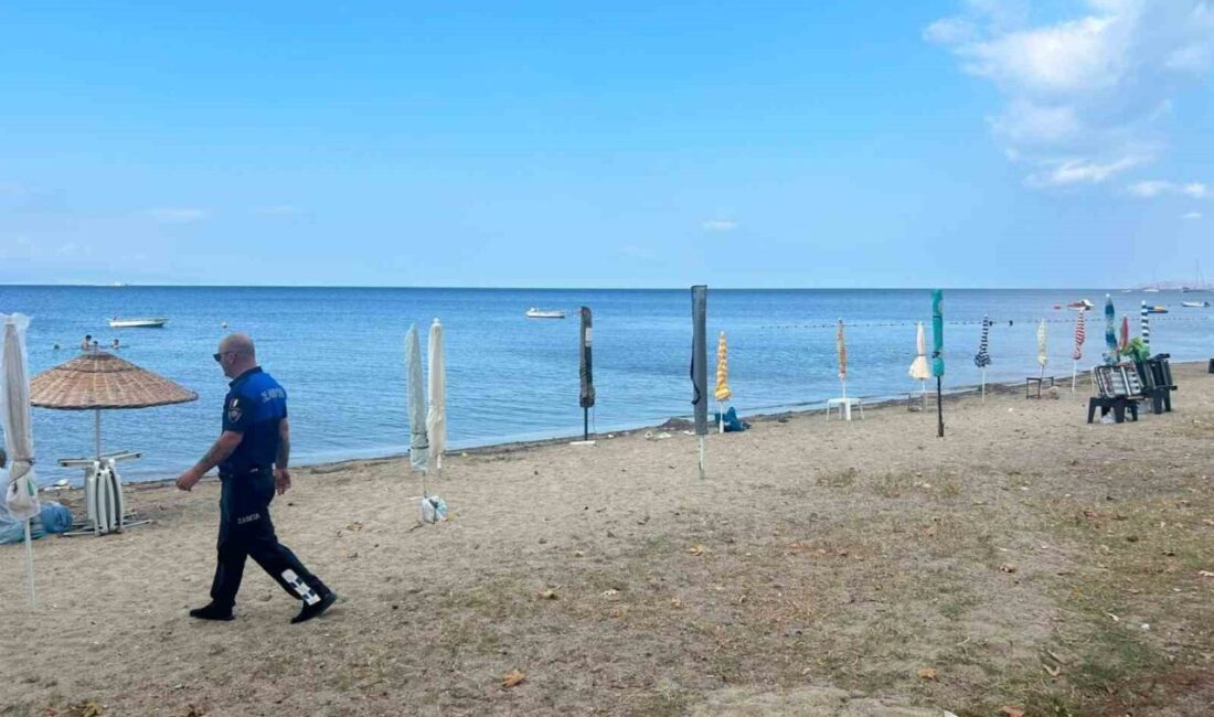 Sahilde Zincirli Düzeneklere Zabıta Müdahalesi! Balıkesir’in Erdek ilçesinde kumsala zincirlerle sabitlenen masa, sandalye ve şemsiyeler