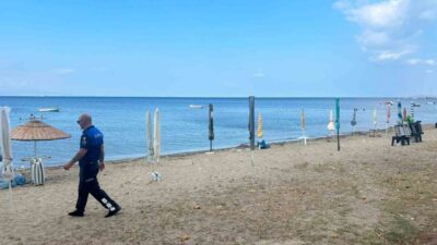 Balıkesir’in Erdek ilçesinde kumsala zincirlerle sabitlenen masa, sandalye ve şemsiyeler