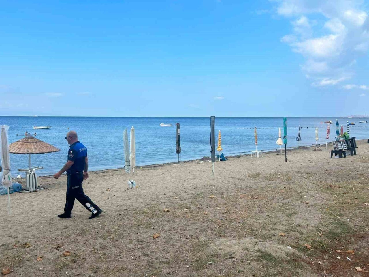 Balıkesir’in Erdek ilçesinde kumsala zincirlerle sabitlenen masa, sandalye ve şemsiyeler