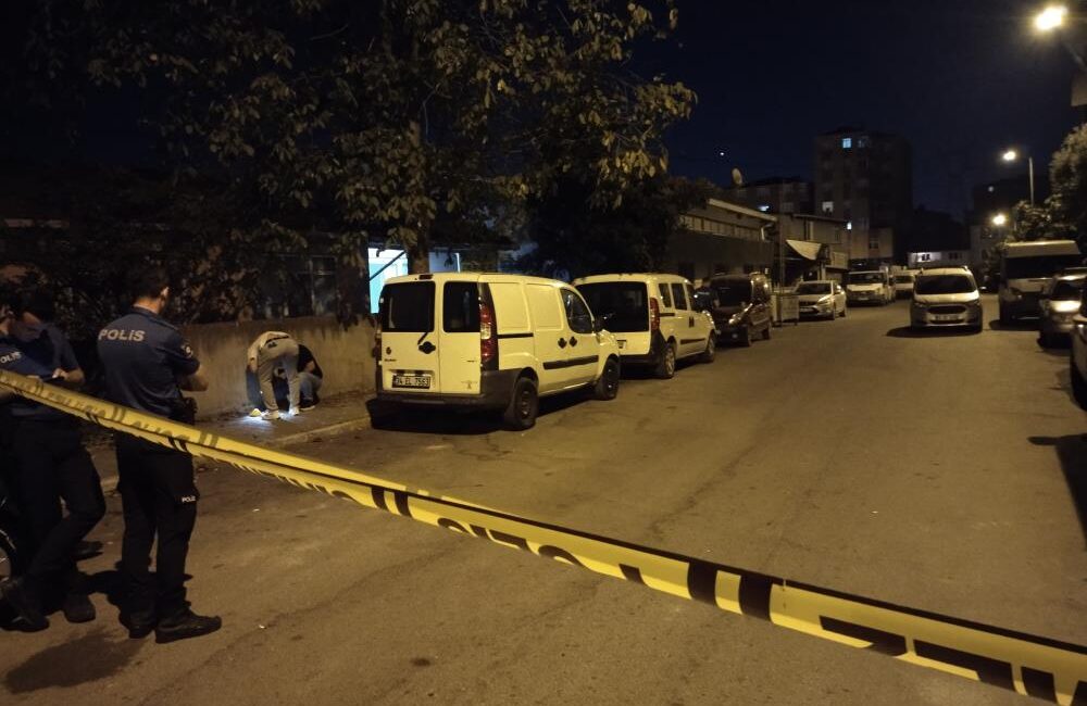 İstanbul Ataşehir’de bir gecekonduya motosikletli ve kasklı bir şüpheli tarafından