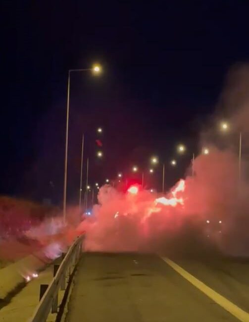 Kuzey Marmara Otoyolu’nda seyir halindeki otomobil alev alev yandı İstanbul Kuzey Marmara Otoyolu Silivri sapağında seyir halindeki araç alev