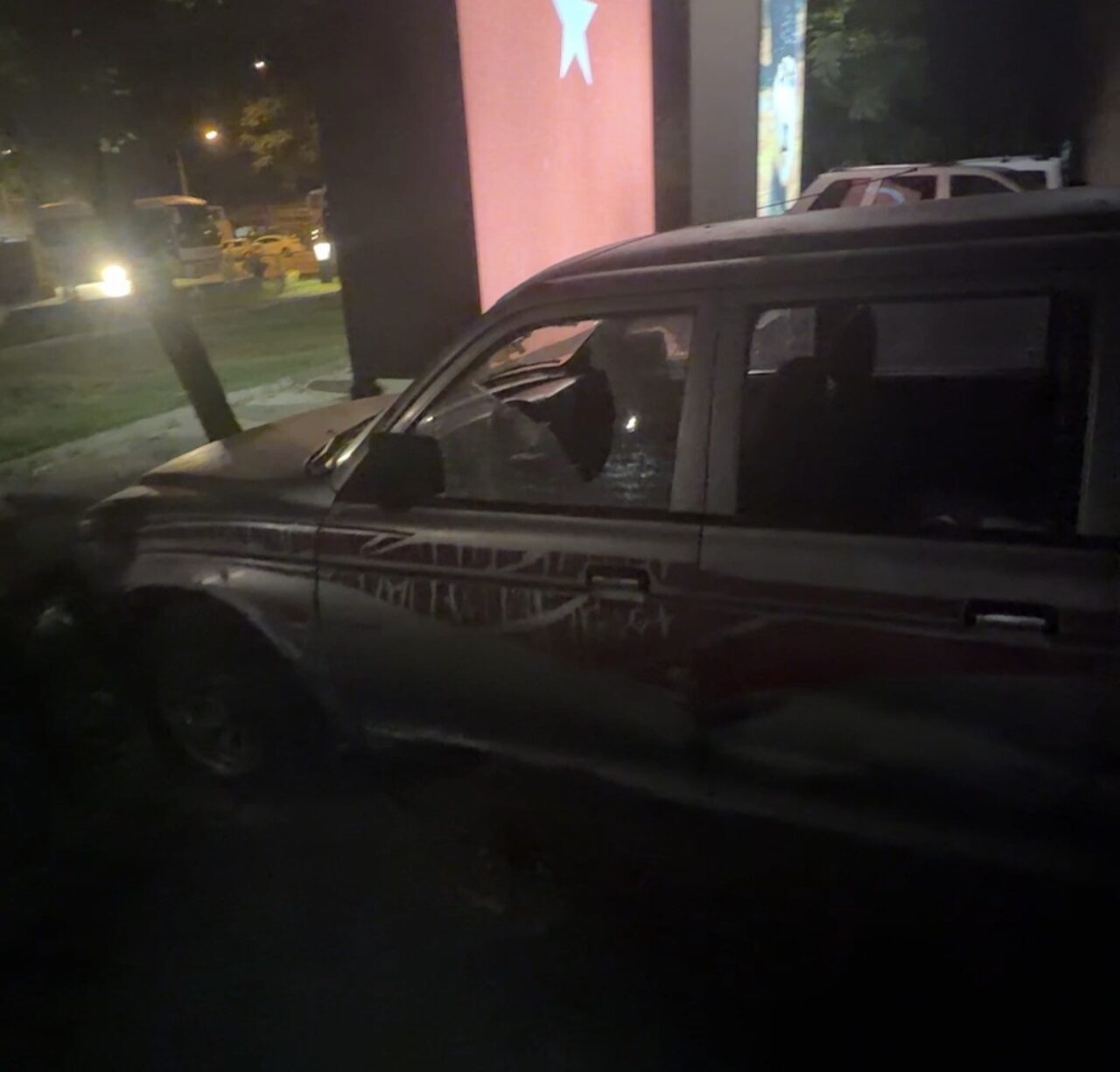 Gece yarısı araçlara saldırı! 2 Bülten Medya -
