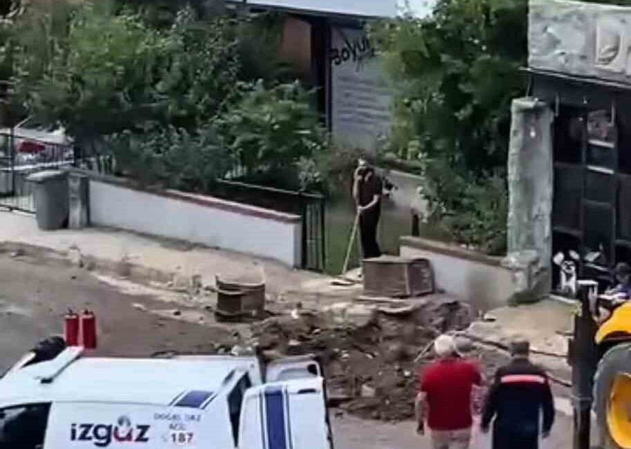 Mahallede korku dolu anlar: Gaz hattı delindi Kocaeli’nin Körfez ilçesinde yapılan kazı çalışması sırasında doğal gaz hattı