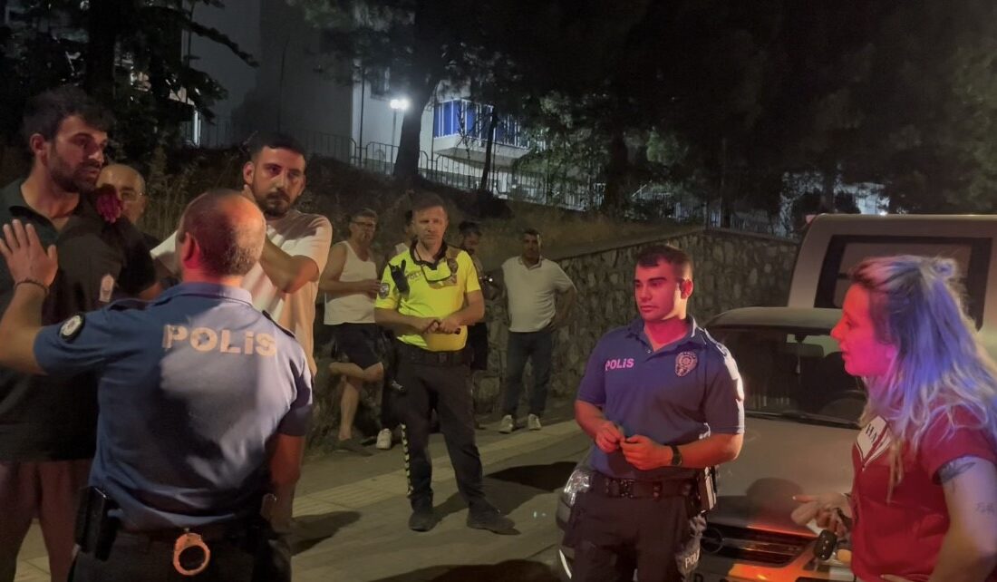 Mahalleyi savaş alanına çevirdi, alkollü kadın sürücü karıştığı kazayı unuttu Bursa’da 2.34 promil alkollü olduğu belirlenen kadın sürücünün kullandığı otomobil,