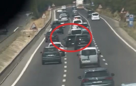 Bursa’nın İnegöl ilçesinde art arda şerit değiştirerek trafiği tehlikeye sokan