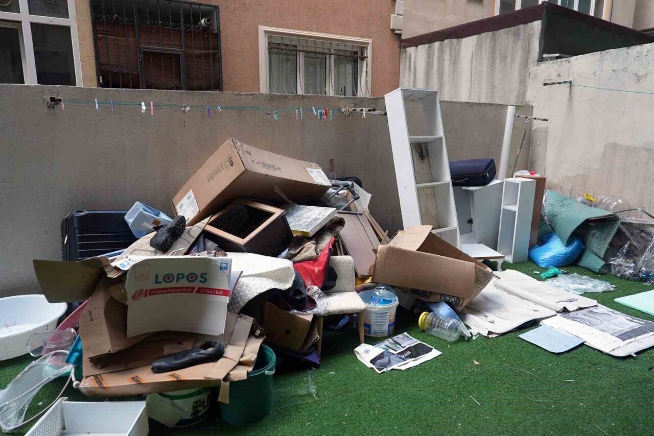 Maltepe’de yapılan incelemelerde “çöp ev” olduğu belirlenen adreste, ekiplerin koordineli