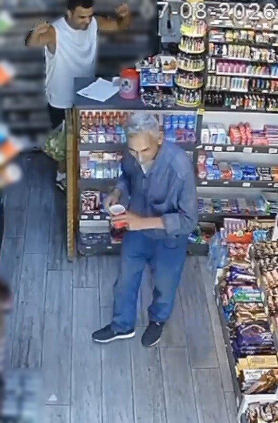Markette kendini müziğin ritmine kaptıran müşteri ve esnaf kamerada 8 Bülten Medya -