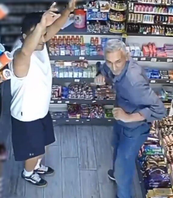 Markette kendini müziğin ritmine kaptıran müşteri ve esnaf kamerada Sakarya’nın Adapazarı ilçesinde bir markette kendini müziğin ritmine kaptırarak dans