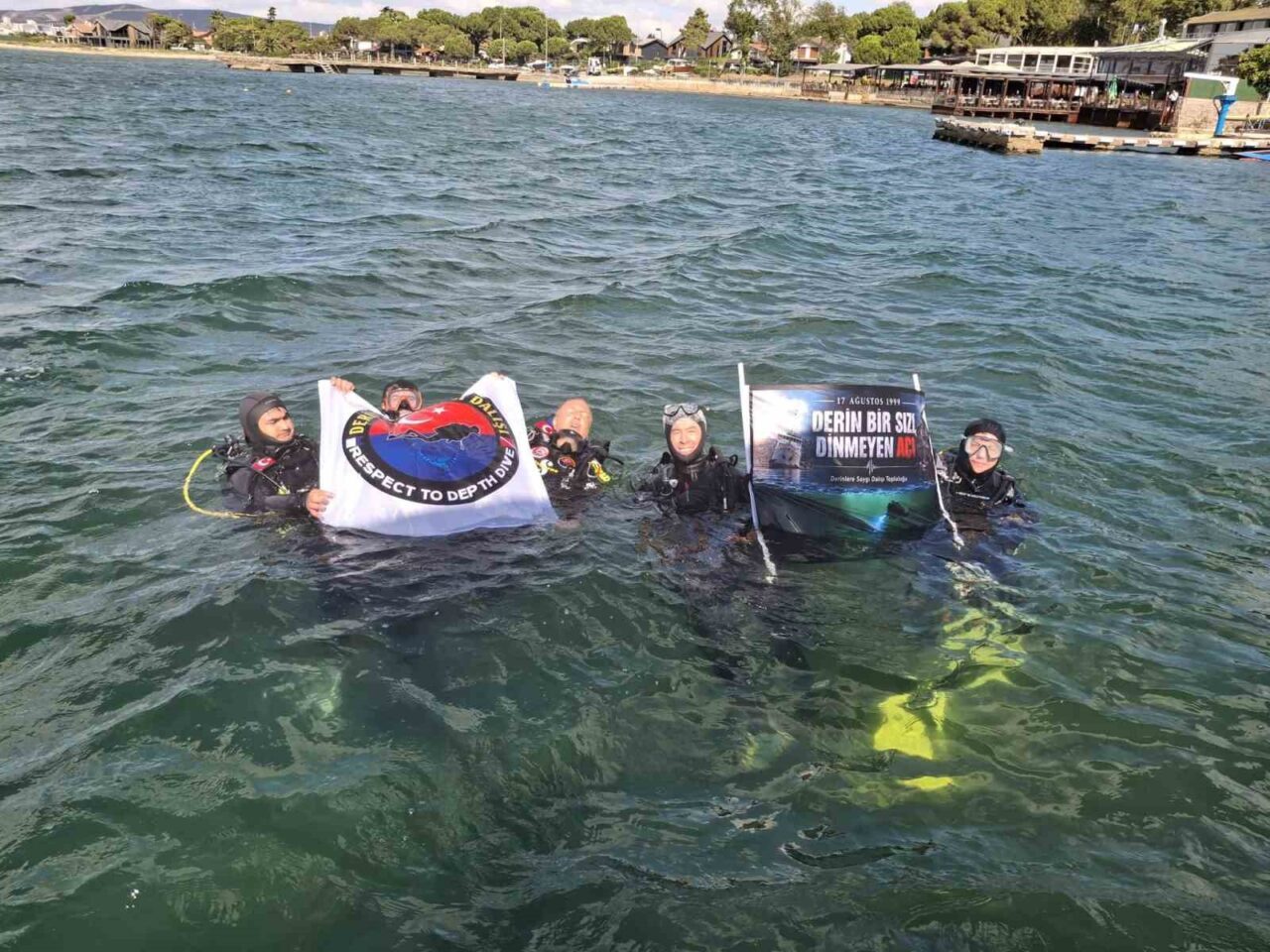 Marmara’nın karanlık gecesi derinlerde anıldı: "17 Ağustos derin bir sızı, dinmeyen acı" 7 Bülten Medya -