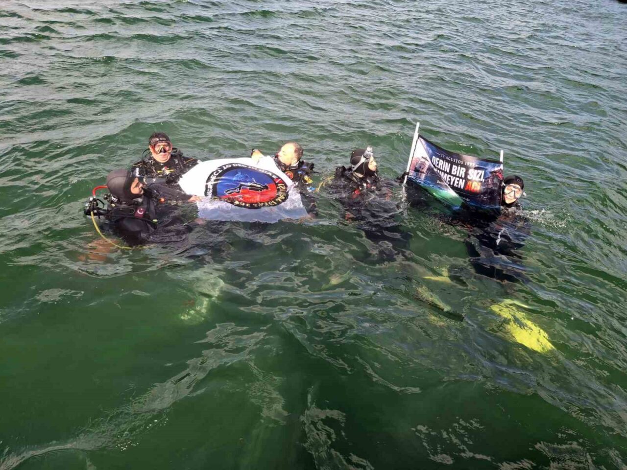 Marmara’nın karanlık gecesi derinlerde anıldı: "17 Ağustos derin bir sızı, dinmeyen acı" 8 Bülten Medya -