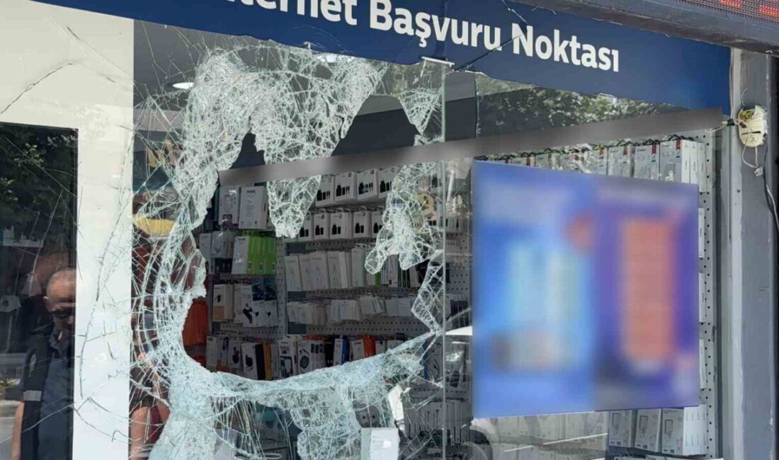 Maskeli hırsızlar camını odunla kırdıkları mağazadan 400 bin liralık telefon çaldı Başakşehir’de bir telefoncu dükkanına gelen yüzleri maskeli 2 kişi, cadde