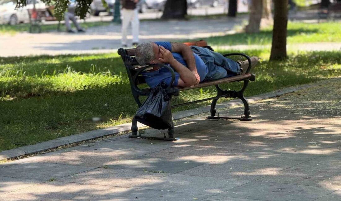 İstanbul’da etkili olan kavurucu sıcaklar ve yüksek nem vatandaşları bunalttı.