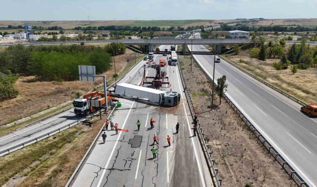 Meyve yüklü tır devrildi, Avrupa Otoyolu saatlerce ulaşıma kapandı Edirne’nin Havsa ilçesi mevkisinde Ukrayna plakalı meyve yüklü tırın devrilmesi