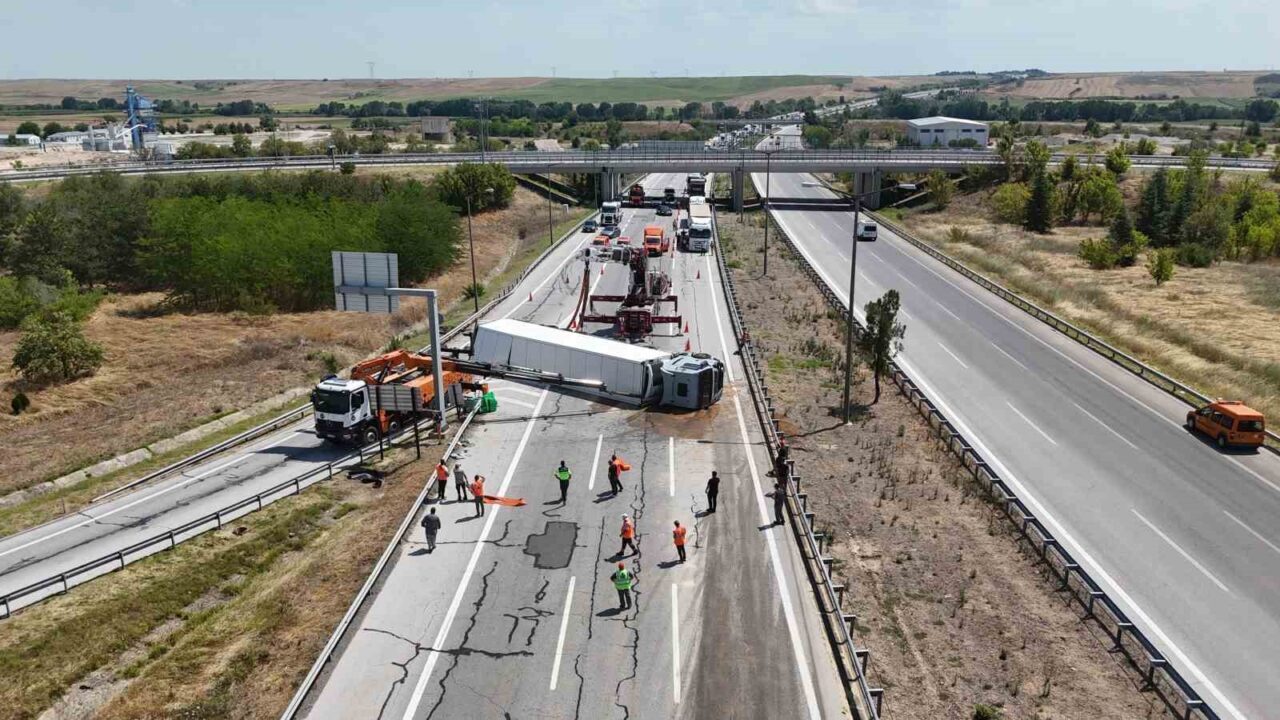 Edirne'nin Havsa mevkisinde Ukrayna plakalı meyve yüklü TIR'ın devrilmesi nedeniyle